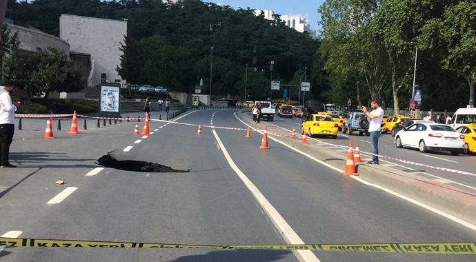 Sondakika! Dolmabahçe'de yol çöktü